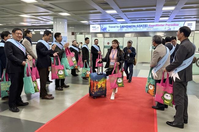 한국공항공사 양양공항, 강원도, 한국관광공사 강원지사 등 관계자들이 전세편 이용객을 환대하고 있다.