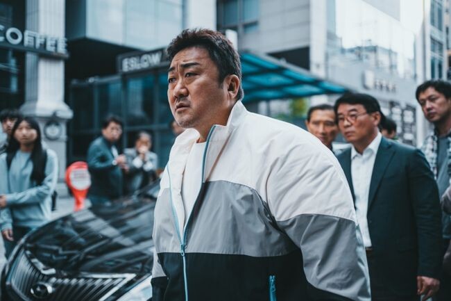 한국갤럽이 2023년 11월 2일부터 12월 4일까지 전국(제주 제외) 만 13세 이상 1,769명에게 올 한 해 가장 활약한 영화배우를 두 명까지 물은 결과(자유응답), 마동석이 18.0%의 지지를 얻어 1위를 차지했다.