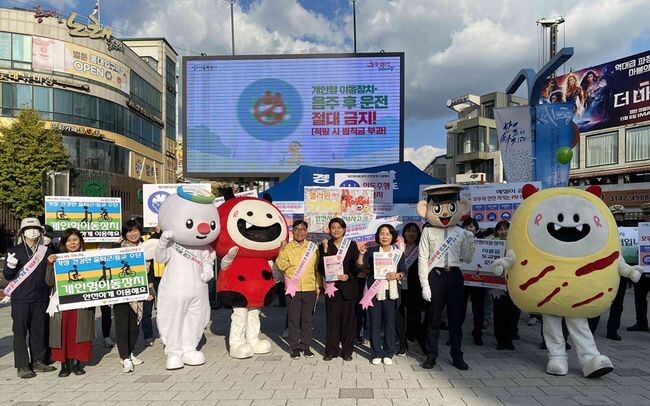 지난 10월 마포구는 홍대 레드로드에서 올바른 두 바퀴차 이용실천을 위한 레드로드 걷기 캠페인을 진행했다.