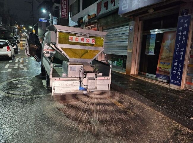 &lsquo;1톤 제설제 살포기&rsquo;를 장착한 차량이 제설제를 살포하고 있다