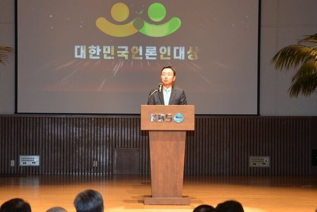 대한민국언론인총연합회(언총연)가 주최하는 '제1회 대한민국 언론인대상 시상식'이 19일 오전 10시30분 서울 KBS아트홀에서 열렸다. 