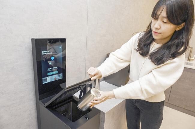 마이컵은 카페, 사무실, 공공장소 등에서 일회용컵 대신 쉽고 깨끗하게 텀블러를 세척해 사용하는 제품으로 &lsquo;모두의 더 나은 삶(Better Life for all)&rsquo;을 위해 LG전자가 실천하는 ESG 경영의 일환이다.