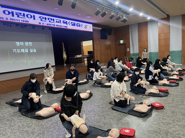 금천구 어린이집 보육교직원들이 &lsquo;어린이 안전교육&rsquo;에서 소아 심폐소생술 실습을 하고 있다&nbsp;