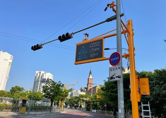 부천시는 접근 차량 운전자에게 사전에 보행자 횡단 정보를 제공하는 인공지능(AI) 기반 &lsquo;안심울타리 서비스&rsquo;를 운영 중이다