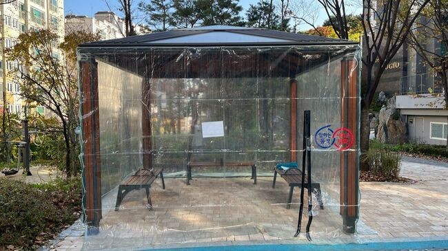동작구는 겨울철 추위에 대비해 구민들이 따뜻하고 안전하게 공원을 이용할 수 있도록 ‘따뜻한 공원나기’ 사업을 통해 바람막이 총 52개를 설치 완료했다.