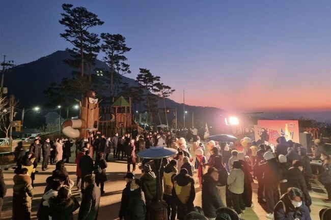 서울시는 2024년 1월 1일 각 자치구별 일출 명소인 아차산, 도봉산, 개운산, 월드컵공원 등 산과 공원에서 해맞이 행사를 진행한다고 밝혔다. 사진은 2023년 인왕산 해맞이 축제 모습 (서울시 제공) 