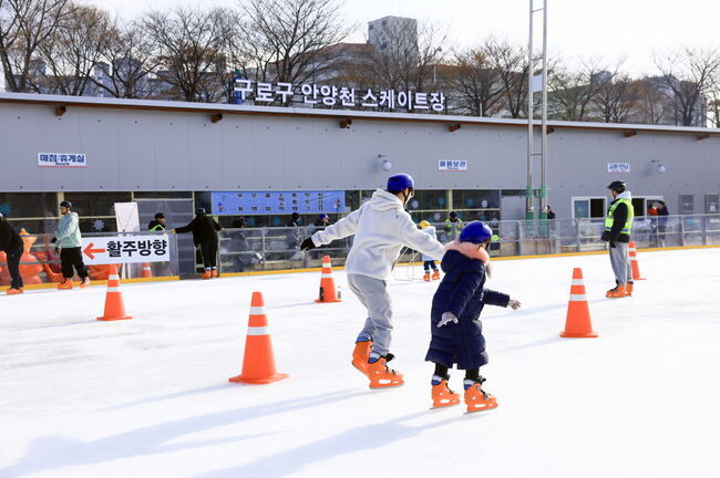 주민들이 스케이트를 타고 있다.