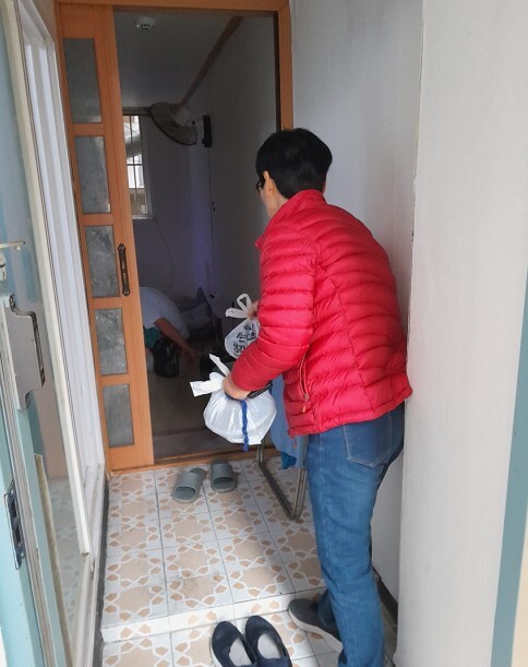 강북구 우리동네돌봄단이 고독사 위험가구에 방문해 사랑의 성품을 전달하고 있다.