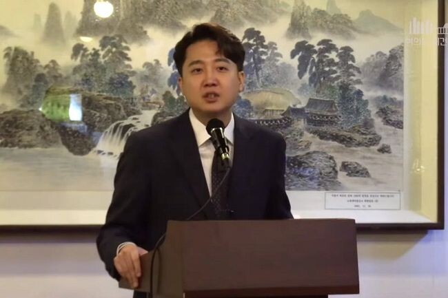 이준석 전 국민의힘 대표가 27일 서울 노원구의 한 갈빗집에서 열린 기자회견에서 국민의힘 탈당을 선언하고, "변화가 없는 정치판을 바라보며 기다릴 수 없다"며 창당을 공식화했다.&nbsp;