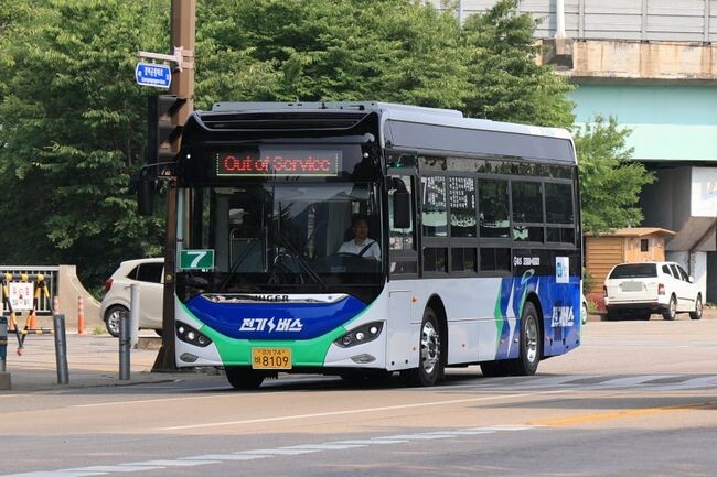 과천시에서 운행 중인 7번 버스 모습&nbsp;