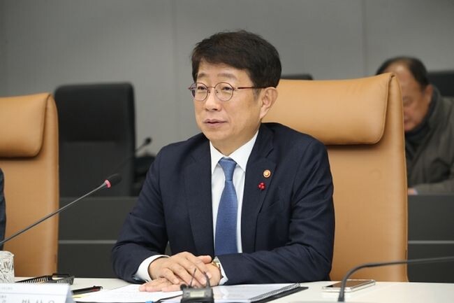 박상우 국토교통부 장관이 28일 김포골드라인 출근길에 올라 그간의 대책추진 현황을 점검하고, 관계기관과 함께 김포골드라인 혼잡완화 및 안전관리 대책회의를 주재하고 있다.
