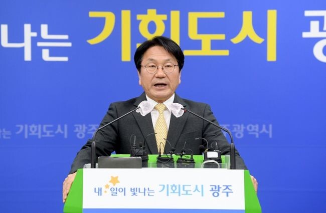 강기정 광주광역시장이 지난 27일 오전 시청 브리핑룸에서 송신년 기자회견을 하고 있다. 