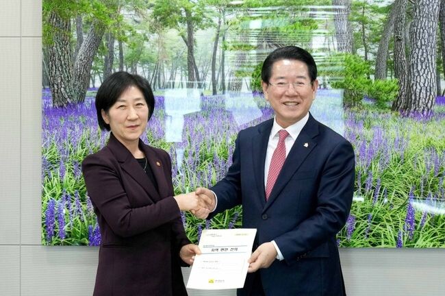 순천동천 13.30㎞, 장성 황룡강 27.59㎞ 지방하천 구간이 환경부 국가수자원관리위원회의 심의를 통해 국가하천으로 승격됐다. 김영록 전라남도지사가 지난 3월 13일 정부 세종청사에서 한화진 환경부장관과 면담을 갖고 지방하천의 국가지원 확대 등 지역 주요 현안사업을 건의하고 기념촬영 하는 모습.