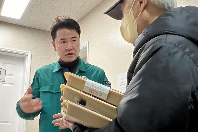 오언석 도봉구청장이 방학동 아파트 화재 사고로 피해를 입은 입주민에게 도시락을 나눠주고 있다.