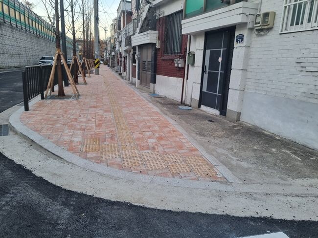 동대문구는 어린이들의 안전하고 쾌적한 보행환경 조성을 위해 신답초등학교 옆 협소한 이면도로 통학로를 일방통행으로 지정하고, 좁은 보도 확장 등 도로 정비 공사를 완료했다.