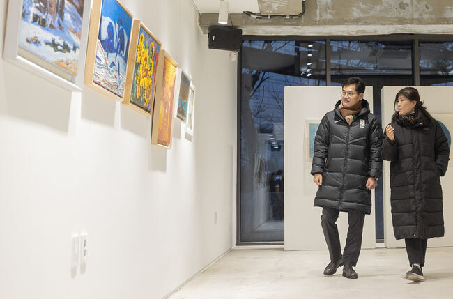 새로 개장한 오목공원 미술관을 점검중인 이기재 양천구청장
