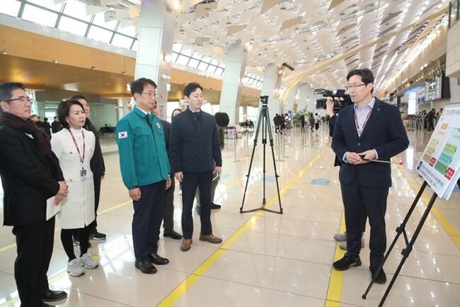 박상우 국토교통부장관은 오후 1시 30분 김포공항 여객터미널을 찾아 연말연휴 수송대책과 동절기 항공안전 점검을 위한 공항 주기장 제설현장을 점검하고 현장 관계자를 격려했다.