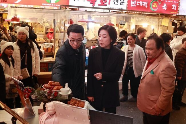 오영주 중소벤처기업부 장관이 1일 서울 종로구 종로광장전통시장을 방문해 현장을 둘러보고 있다. &nbsp;