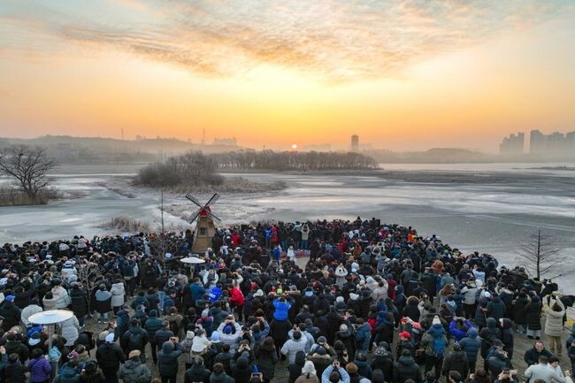 2024년 갑진년 새해 첫날인 1일 이른 새벽부터 의왕시 왕송호수는 첫 일출을 보려는 시민들로 붐볐다.