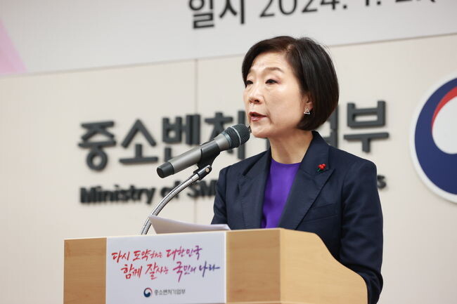 오영주 중소벤처기업부 장관이 2일 세종 중소벤처기업부 청사에서 열린 취임식에서 인사말을 하고 있다.&nbsp;