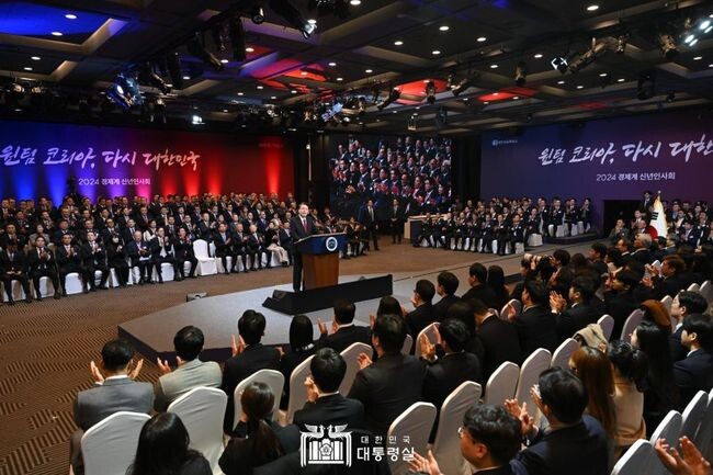 윤석열 대통령이 2일 오전 중소기업중앙회에서 개최된 ‘2024년 경제계 신년 인사회’에 참석해 격려사를 하고 있다. 