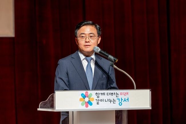 진교훈 강서구청장이 2일 오후 강서구민회관에서 열린 &lsquo;2024년도 시무식&rsquo;에서 인사말을 하고 있다.&nbsp;