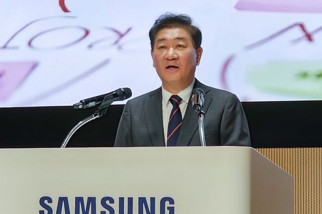 성전자가 2일 수원 디지털 시티에서 개최한 ‘2024년 시무식’에서 한종희 대표이사 부회장이 신년사를 하고 있다 