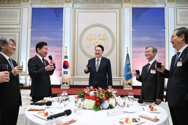 윤석열 대통령은 3일 오전 청와대 영빈관에서 5부 요인(국회의장, 대법원장, 헌법재판소장, 국무총리, 중앙선거관리위원장) 등 국가 주요 인사들이 함께하는 ‘2024년 신년인사회’에 참석했다
