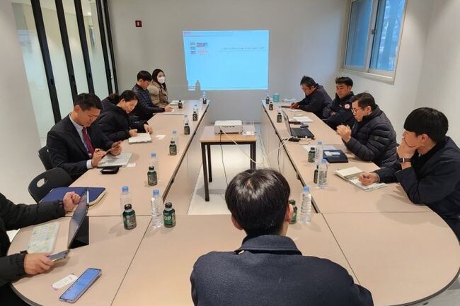 과천시는 지난 3일 지식정보타운 S3블록에 신혼희망타운으로 건설되는 리오포레데시앙 아파트 입주예정자와 태영건설, LH 관계자 등이 참석한 가운데 간담회를 열었다.&nbsp;