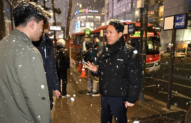 오세훈 서울시장이 지난 6일 오후 7시, 이번 주 퇴근길 혼잡으로 시가 긴급 대책을 마련해 운영 중인 &lsquo;명동입구 광역버스 정류소&rsquo;를 찾아 현장을 점검하고 있다.