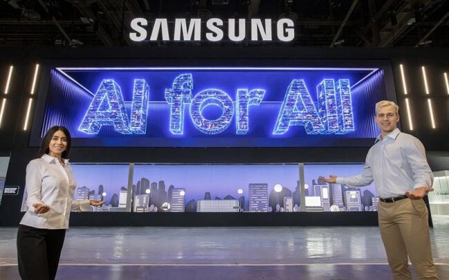 CES 2024가 열리는 미국 라스베이거스 컨벤션 센터에 위치한 삼성전자 전시관에서 삼성전자 모델이 미디어 파사드를 소개하는 모습.&nbsp;