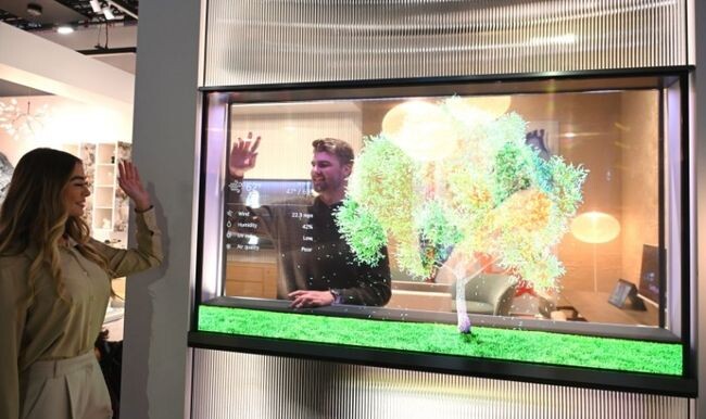 LG전자가 CES 2024에서 세계 최초의 무선 투명 올레드 TV를 공개한다. &lsquo;LG 시그니처 올레드 T&rsquo;는 TV를 껐을 때 투명한 유리처럼 그 너머 공간을 보여줘 개방감이 뛰어날 뿐만 아니라 77형 4K 올레드 TV로서의 뛰어난 화질도 제공한다. 사진은 LG 시그니처 올레드 T가 CES 2024 부스에 전시된 모습&nbsp;