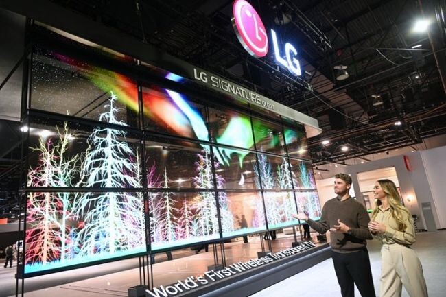 LG전자가 미국 라스베이거스에서 현지시간 9일 개막하는 CES 2024에 참가한다. &lsquo;LG 시그니처 올레드 T&rsquo; 15대로 구성된 미디어 아트가 스크린 뒤를 볼 수 있도록 투명하게 변하며 투명 올레드 TV가 보여줄 새로운 시대를 연출한다.&nbsp;