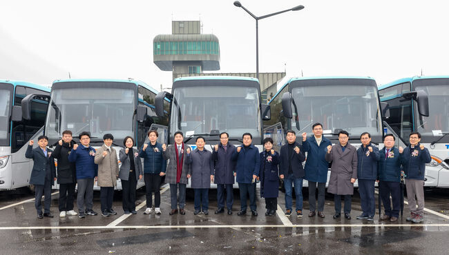 인천교통공사(사장 김성완)는 지난 9일 청라BRT차고지에서 전기좌석버스 11대 신규 도입에 따라 ‘친환경 전기좌석버스 도입 축하행사 및 시승행사’를 개최했다고 밝혔다.