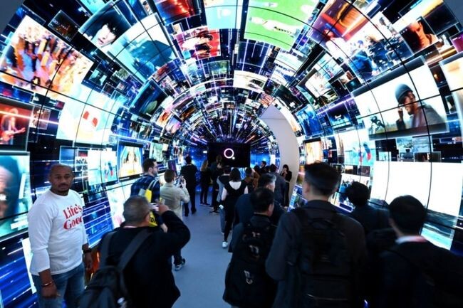 LG전자가 CES 2024에서 스마트 TV 플랫폼 webOS 10주년을 맞아 글로벌 OTT 파트너사들과 함께 구축한 몰입감 넘치는 콘텐츠 세계를 선보였다.