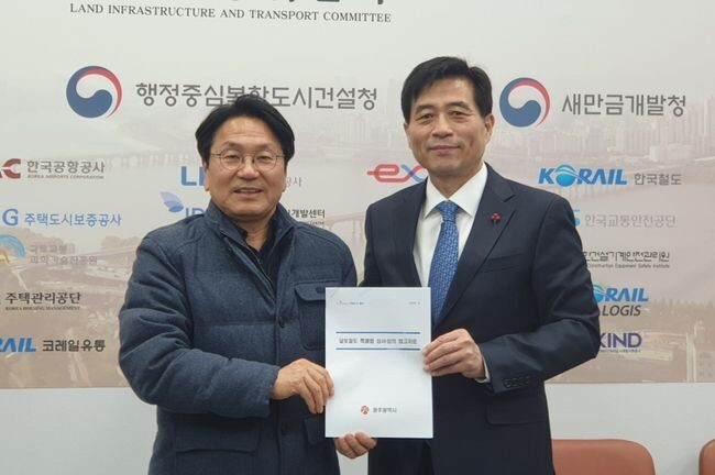 강기정 광주광역시장은 지난 해 12월15일 오후 국회에서 김민기 국토교통위원장을 만나 ‘달빛철도특별법’이 연내 제정될 수 있도록 힘을 모아 달라고 요청했다. /광주광역시 제공 