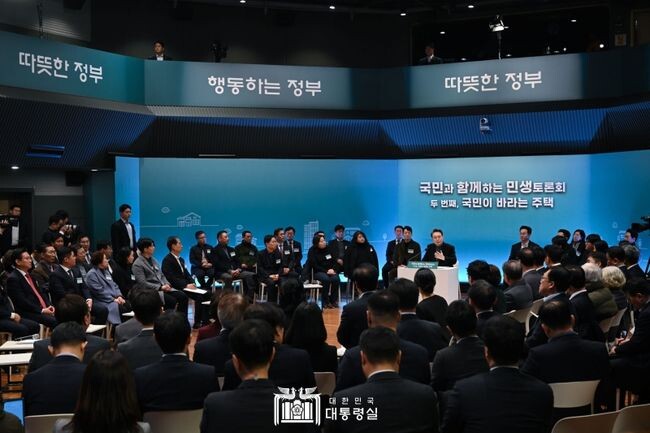 정부는 10일 노후신도시 재정비가 예정된 지역에서 대통령 주재 '국민과 함께하는 민생 토론회 두번째'를 개최하고, '국민 주거안정을 위한 주택공급 확대 및 건설경기 보완방안'을 발표했다.