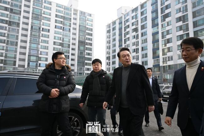 윤석열 대통령이 10일 일산 신도시 내 최고령 아파트 단지인 백송마을 5단지를 방문해 노후 아파트 현장을 점검하고 주민들의 생생한 고충과 정부에 대한 건의 사항을 경청했다.&nbsp;