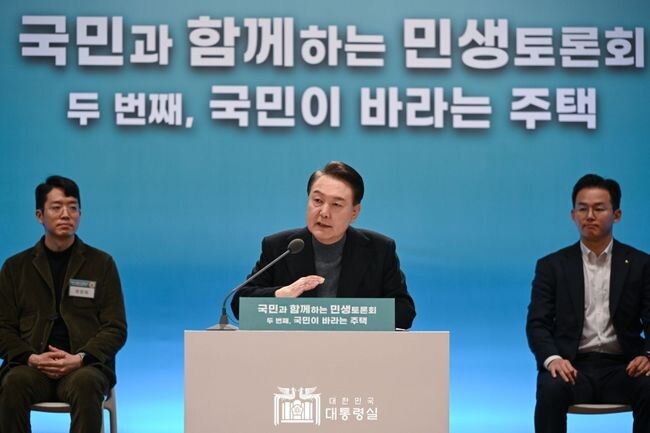 윤석열 대통령이 10일 고양시 아람누리에서 &lsquo;국민이 바라는 주택&rsquo;을 주제로 두 번째 ｢국민과 함께하는 민생토론회｣를 개최했다.&nbsp;
