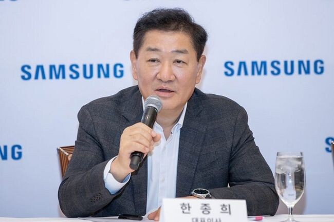 삼성전자 한종희 대표이사 부회장이 현지시간 9일 미국 라스베이거스 CES 2024 현장에서 열린 국내 기자간담회에서 기자들의 질문에 답변을 하고 있다. &nbsp;