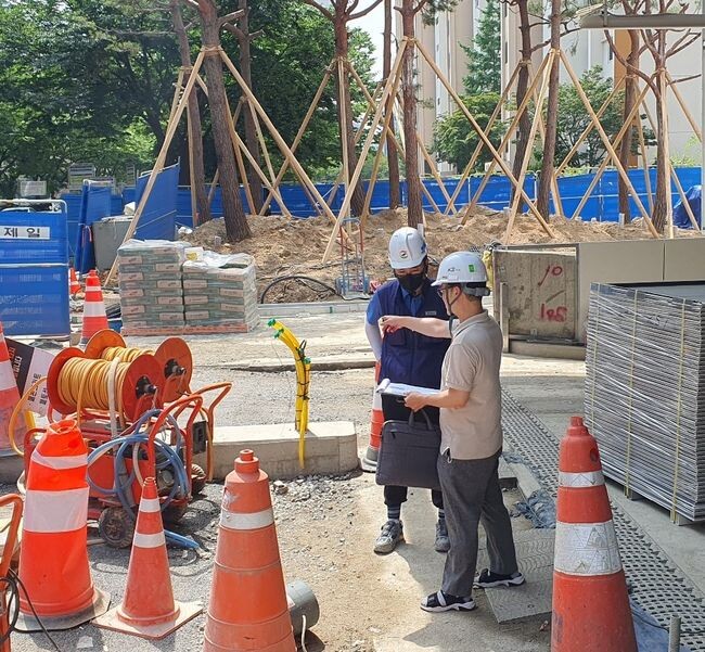 공사 관계자에게 민원사항을 전달하는 모습