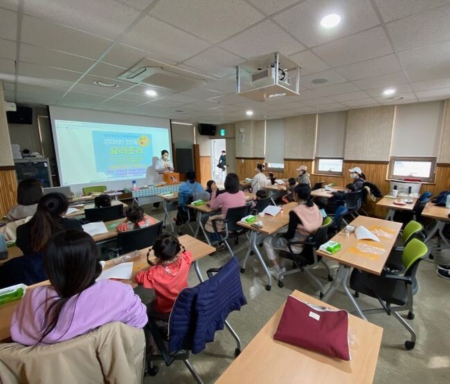 작년 3월, 궁동어린이도서관에서 진행된 프로그램 교육 사진 