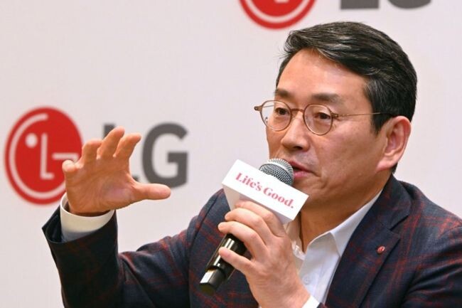LG전자 조주완 CEO가 현지시간 10일 美 라스베이거스에서 열린 기자간담회에서 사업 전략을 소개하고 있다.