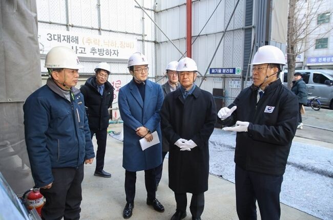 진현환 국토교통부 제1차관은 12일 서울시 종로구에 위치한 청년 특화형 신축매입임대 약정사업 건설현장을 방문하여 한국토지주택공사(LH)와 사업관계자들의 의견을 청취하고, 도심 내 좋은 위치에 고품질의 주택공급을 더욱 확대할 것을 약속했다.&nbsp;