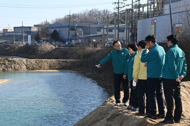 이한경 행정안전부 재난안전관리본부장이 12일 오후 수질오염사고가 발생한 경기 화성 지역을 방문해 방재 현장을 점검하고 있다.