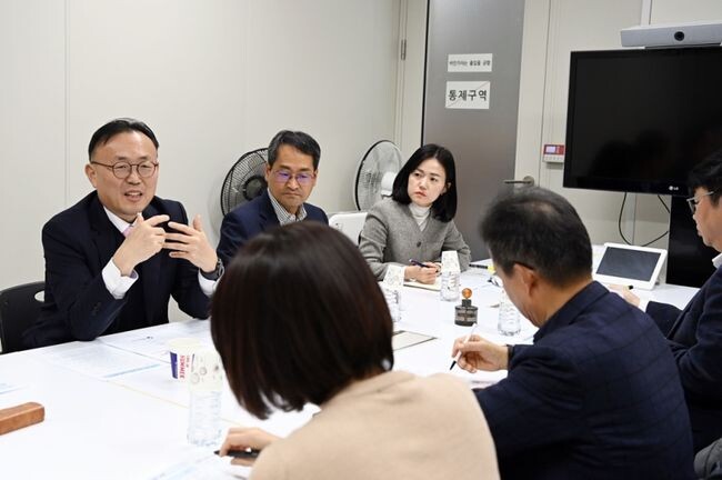 이한경 행정안전부 재난안전관리본부장이 지난 10일 오후 서울 종로구 정부서울청사 9층 회의실에서 열린 어린이 안전 및 지능형 CCTV 전문가 간담회에 참석해 인사말을 하고 있다. 