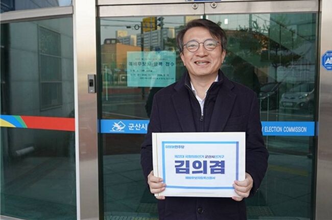 김의겸 의원(더불어민주당, 비례대표)이 12일 제22대 국회의원선거 더불어민주당 예비후보(전북 군산시)로 등록하고 본격적인 총선 행보에 나섰다.&nbsp;