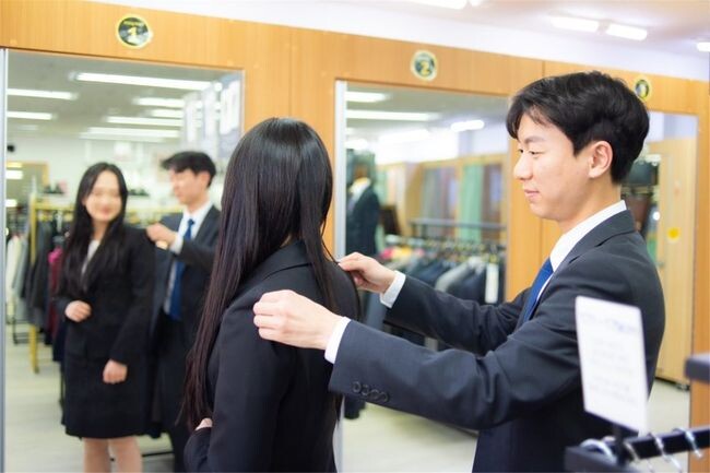 서울시는 청년들의 구직 활동 비용 절감을 위하여 면접 정장을 무료로 대여해주는 ‘취업날개 서비스’가 올해부터 총 14개 지점으로 확대해 운영한다. 올해는 종로 지점이 새롭게 문을 연다고 밝혔다. (사진=열린옷장 건대)