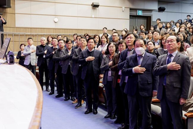 지난 2일 시무식에서 마포구 직원들이 국기에 대한 경례를 하고 있다. (사진=마포구)