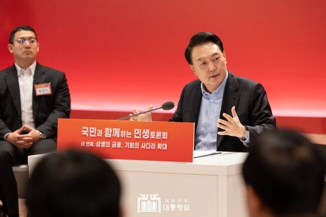 윤석열 대통령은 17일 서울 여의도 한국거래소에서 국민과 함께하는 네 번째 민생토론회를 개최했다.&nbsp;